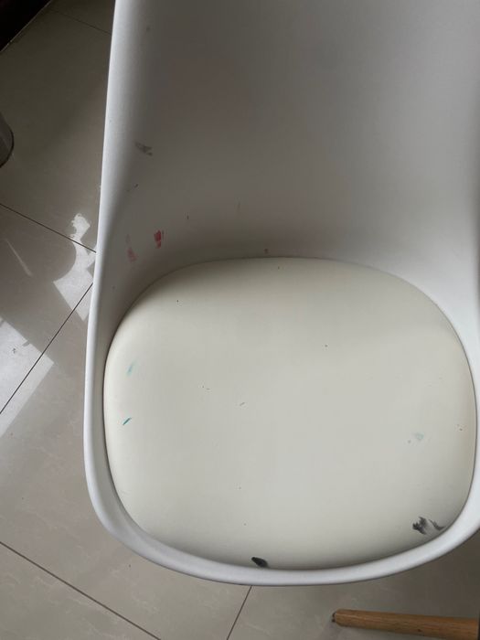 Столове - бели и черни