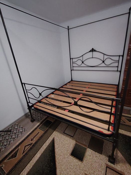 Vând pat fier forjat