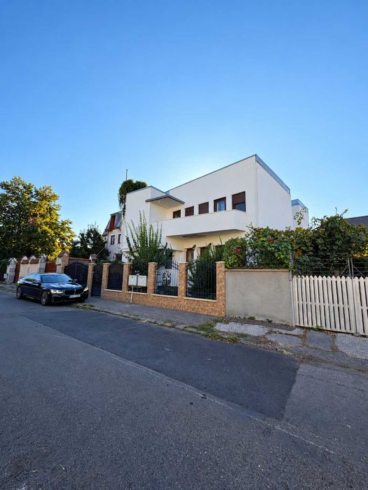 Parter de vilă interbelică, 4 camere, 111 mp + subsol 54 mp, curte, parcare – Ultracentral Ploiești