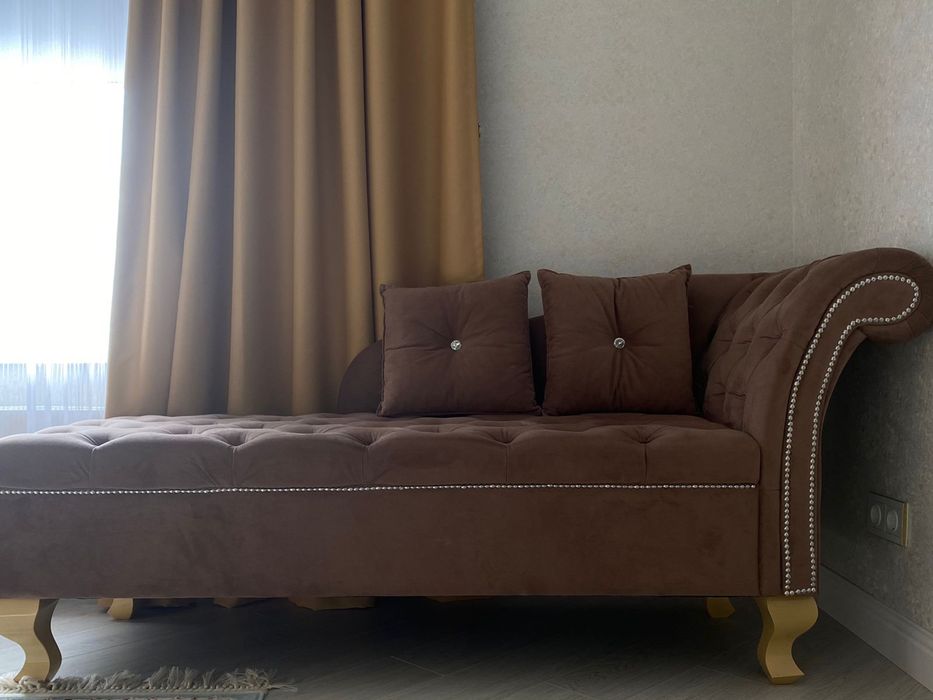 Красивый диван с двумя подушками