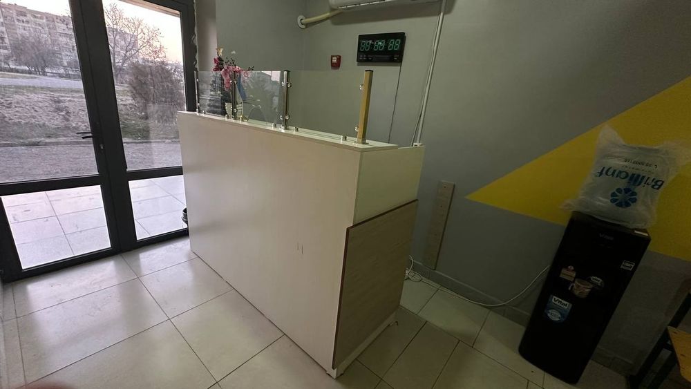 Парты, стол и стойка регистрации