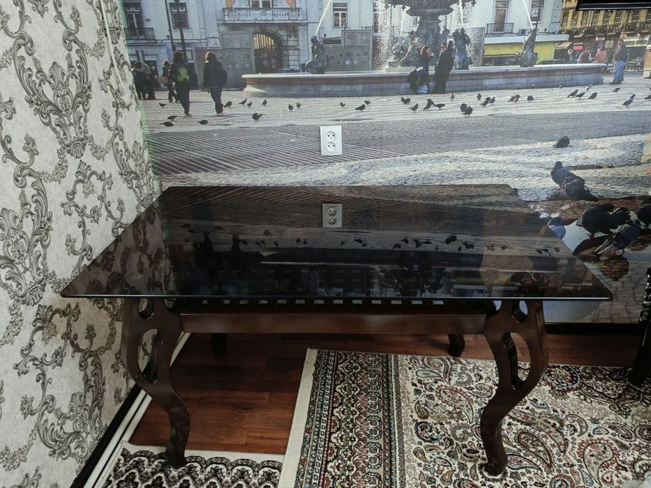 Стеклянный прочный стол