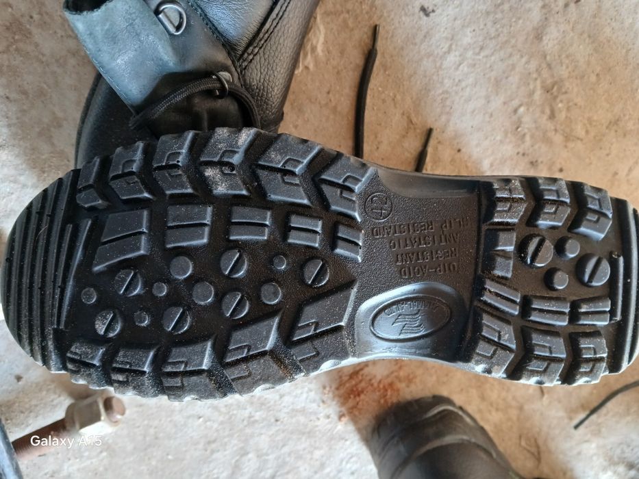 Ботина қысқы, жазғы жұмысқа киген арнайы.