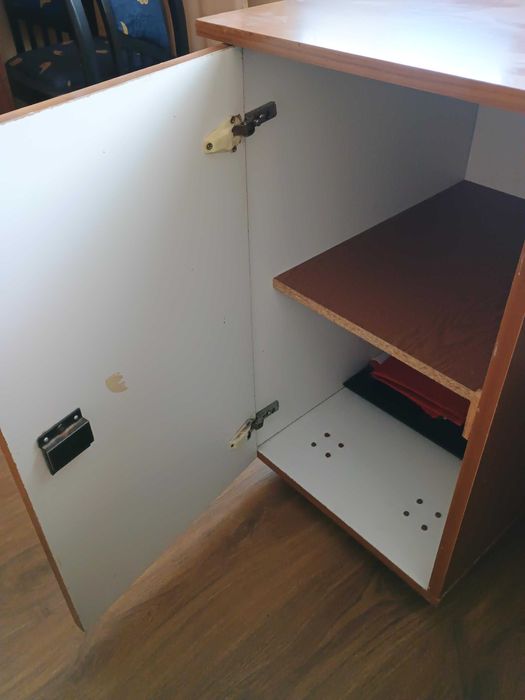 Дървено бюро със заключващи се чекмеджета