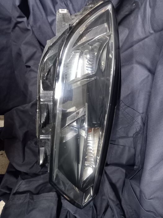 Vând faruri passat b8