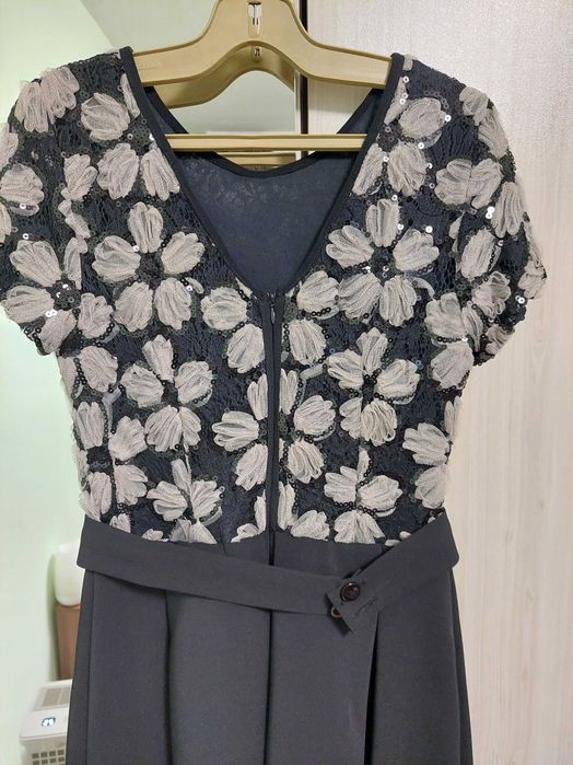 Красива черна рокля с бежови цветя и пайети