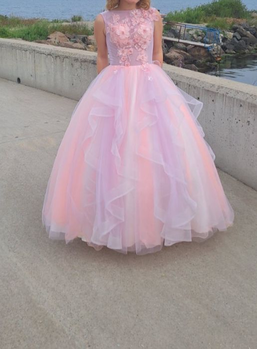 Розова бална рокля