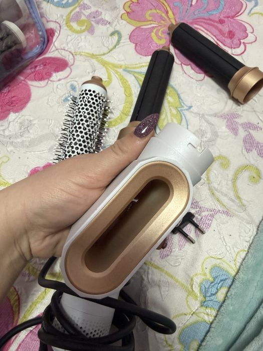 Уред тип dyson за къдрици