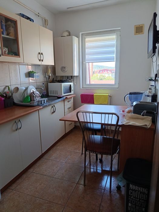 Închiriez apartament cu 2 camere