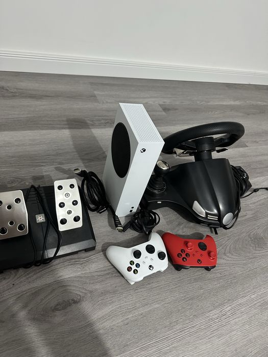 Vand x box S  1 TB cu doua manete originale cu volan gaiming nou cu garantie un an