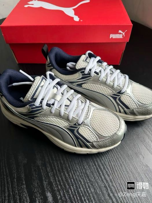 Спортивные кроссовки