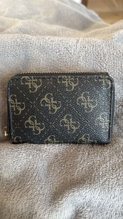 Чисто ново портмоне на GUESS