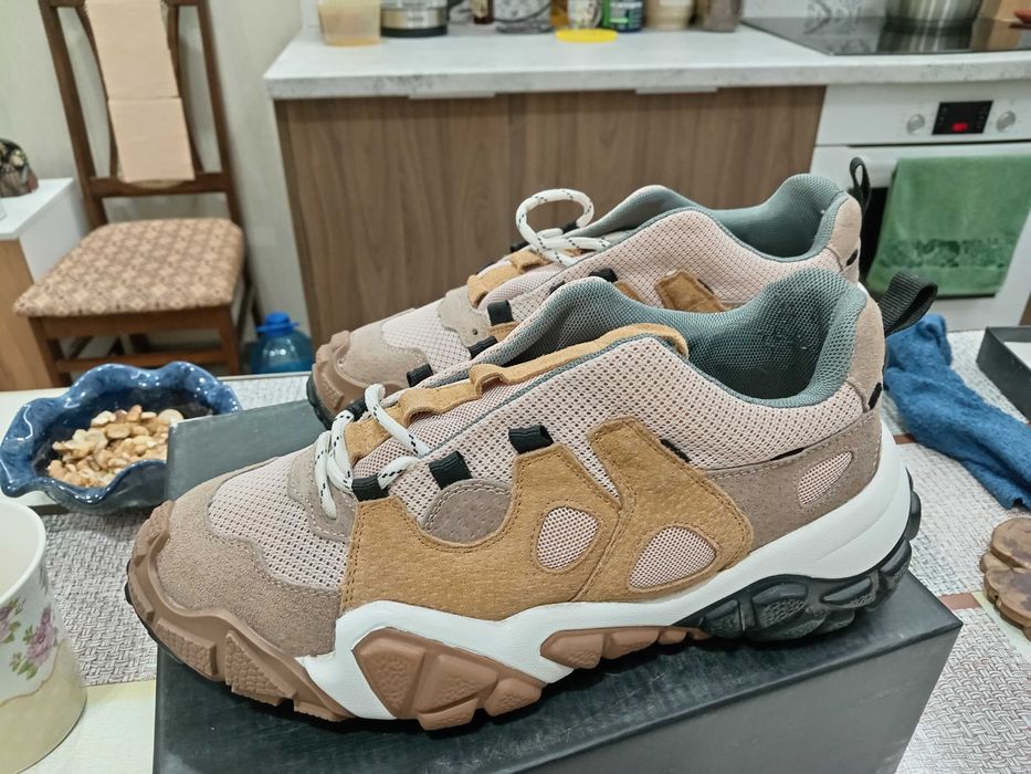 Кроссовки женские