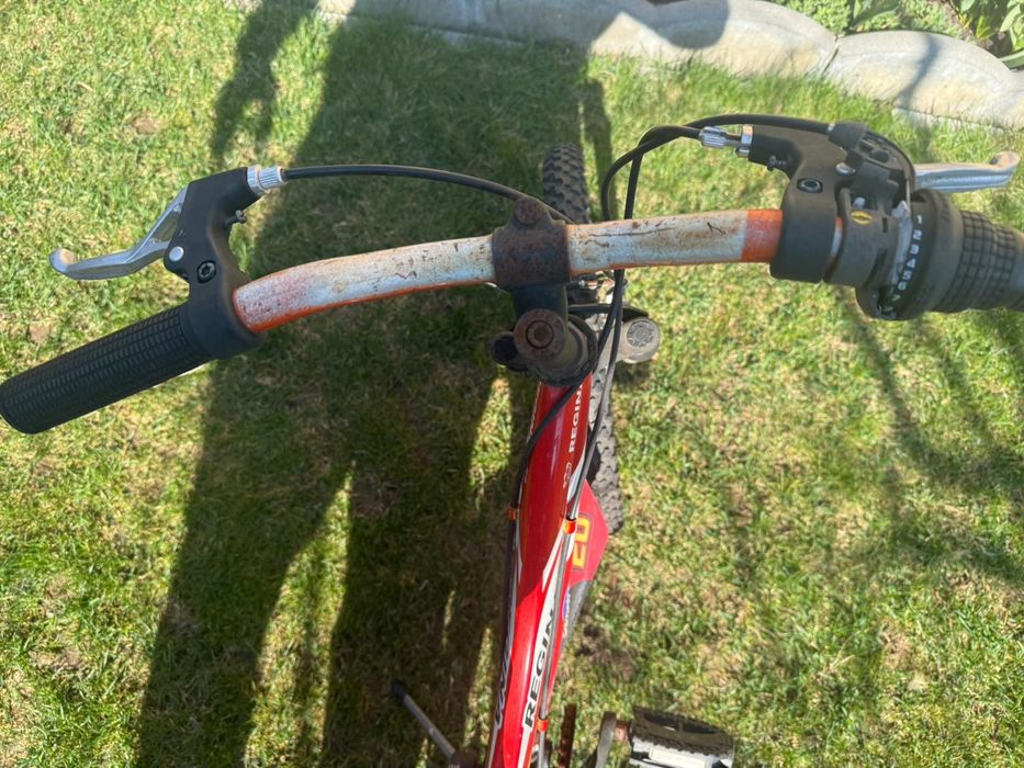 Vând bicicleta cu suspensie cu roti pe 20