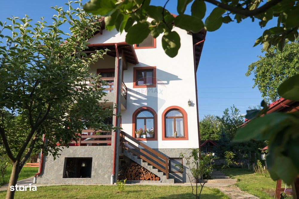 Casă / Vilă cu 8 camere de vânzare