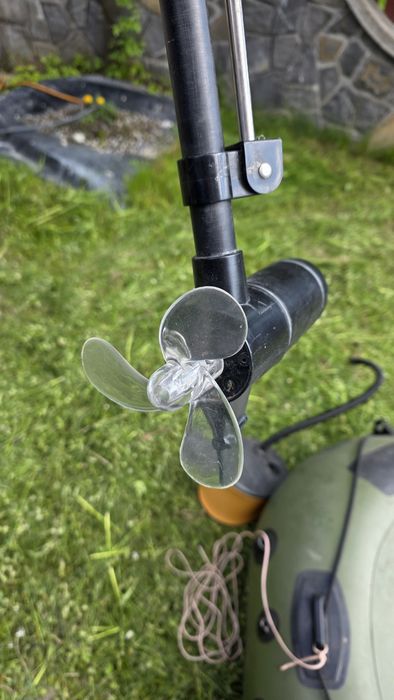 Vând barcă gonflabila cu motor electric 12 v