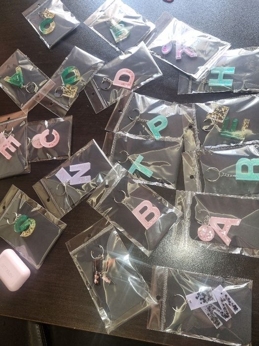 Букви и ключодържатели от епоксидна смола