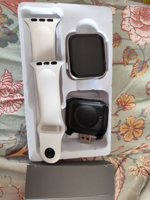 Vând ceas culoare alba