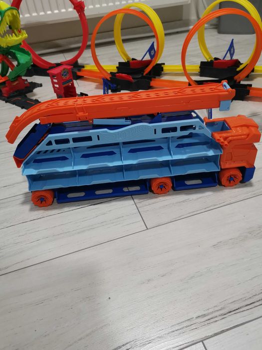 Продавам колички и писти на HotWheels