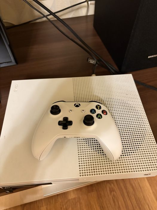 Consola Xbox one S Slim  si Cobtroller