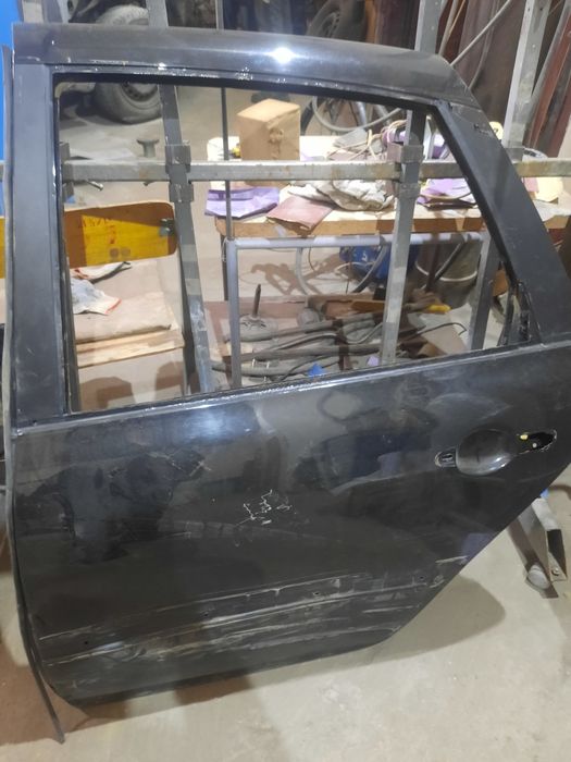 Продам заднию дверь гранта