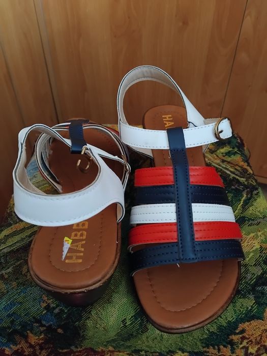 Sandale cu curele putin purtate