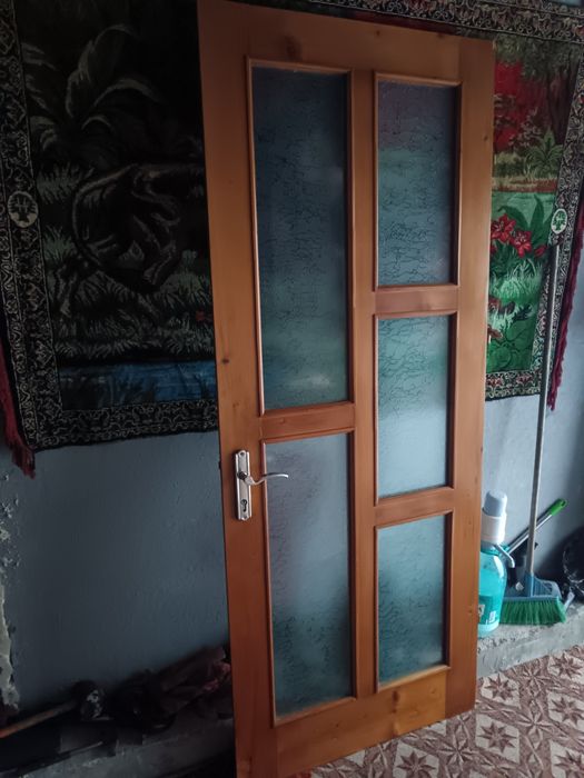 Ușă din lemn masiv cu toc.