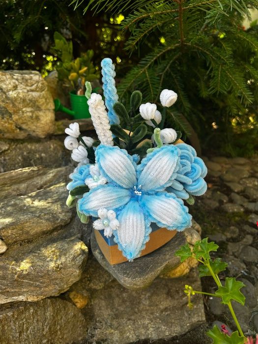 Aranjamente florale handmade din sârmă plușată