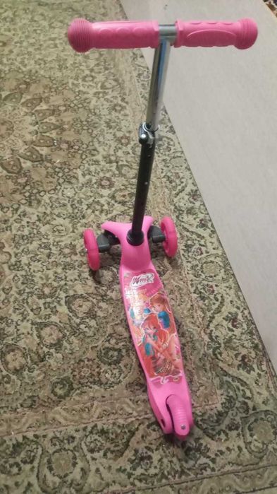 Самокат детский розовый.