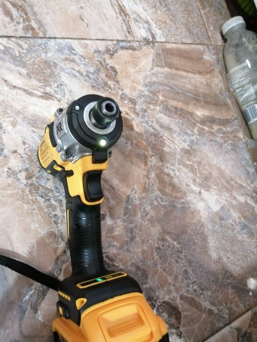 Autofiletanta cu impact, DCF 887 cu o baterie de 6A NOU.