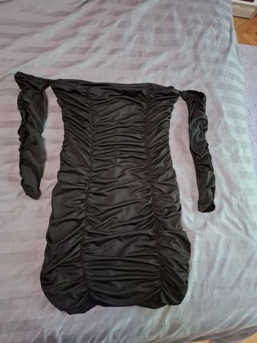 Черна къса рокля с паднали ръкави