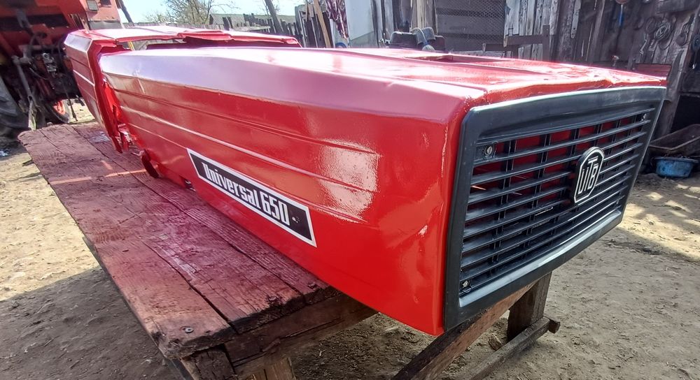 Vând capotaj tractor U650 , plug pp3 , roți !