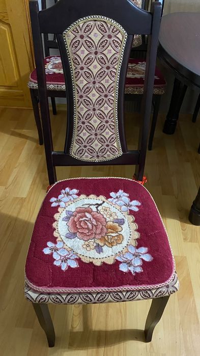 Стол с стульями.