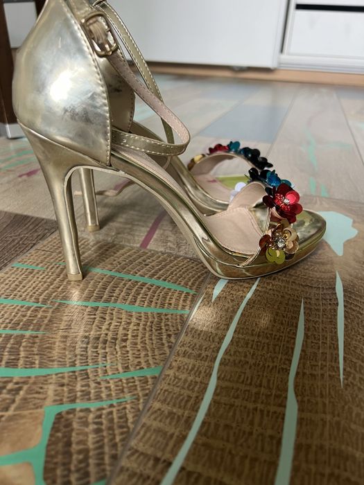 Елегантни обувки и сандали