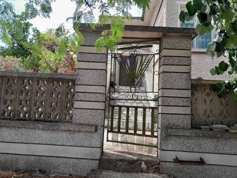 Монолитна къща на село с две бетонни плочи