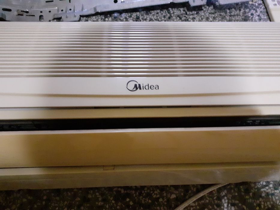 Вътрешно работещо тяло  и дистанционно за климатик Midea