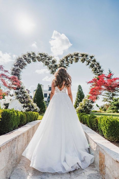 Прекрасна бутикова сватбена рокля-без следи от употреба!