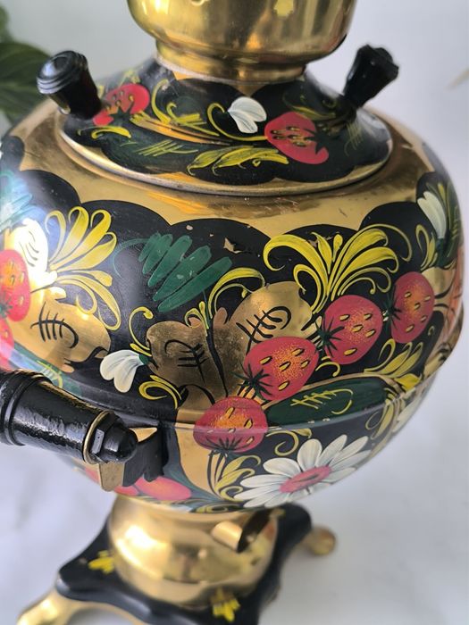 Руски самовар рисуван