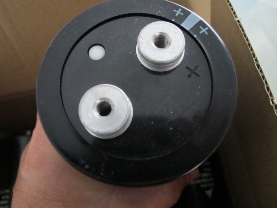 Condensatori 100.000 uf / 63v . O bucata mai este !