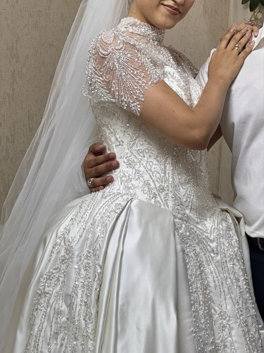 Свадебное платье цвета айвори, фата и перчатки в подарок, на пуговицах