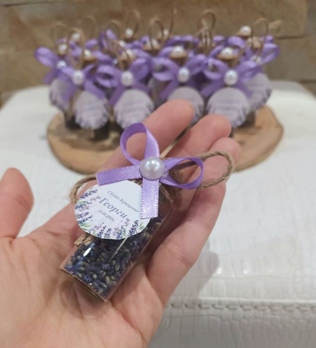 Подаръци за гости: стъкленици и бурканче с мед!