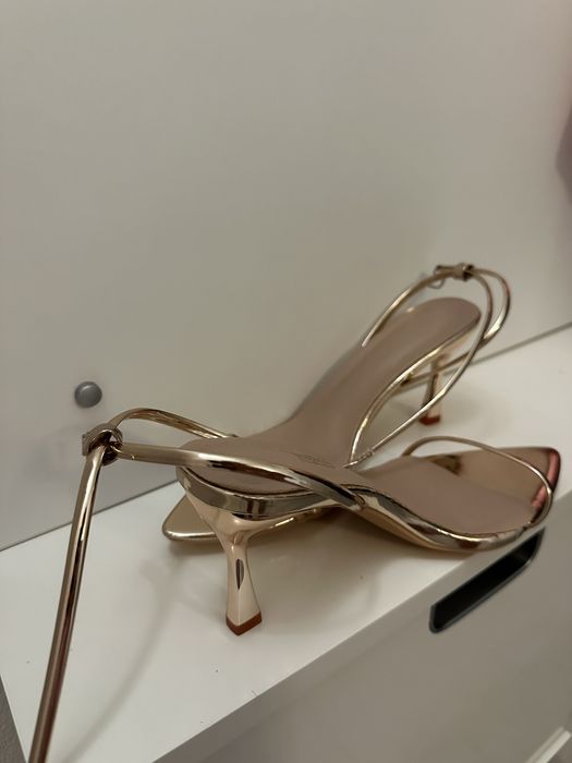 Златисти сандали на ток