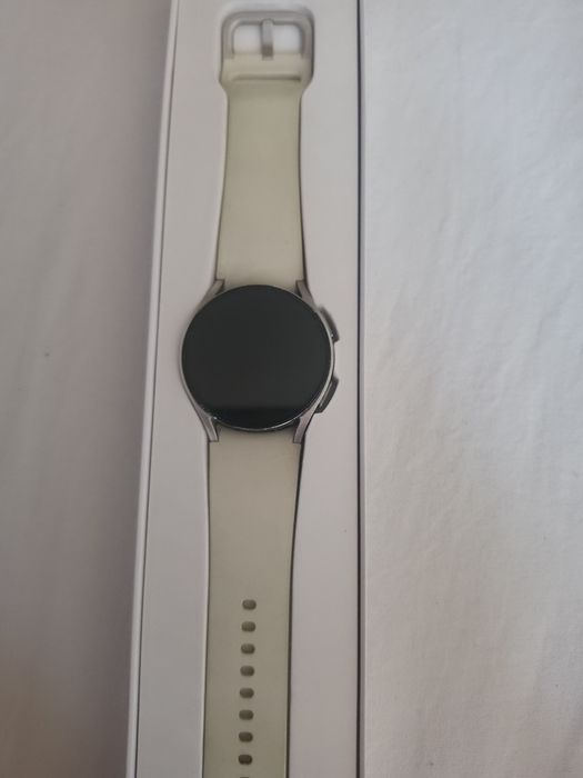 Продавам часовник  Samsung wach 6
