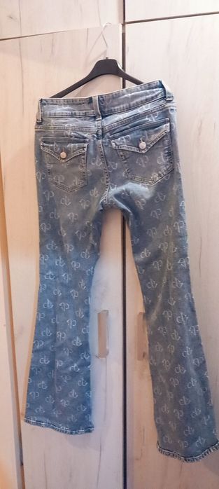 Дамски дънки на Н & M с широк крачол.