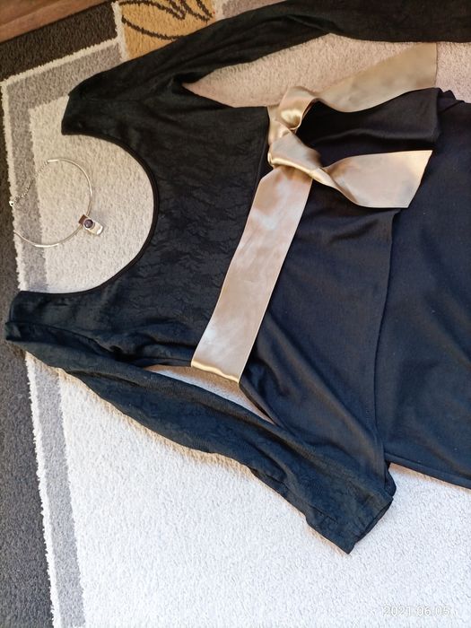 елегантна рокля с дантелени ръкави