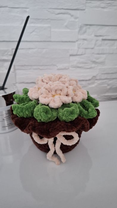 Ръчно плетена саксийка с цветя