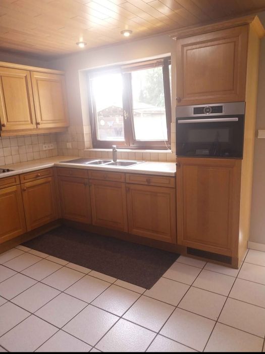 Ъглова дъбова кухня с уреди