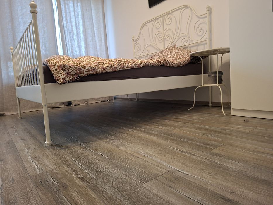 Vând pat IKEA LEIRVIK, dimensiune 160x200 cm, cu somiera , saltea  si doua masute