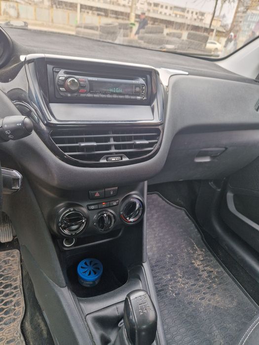 Peugeot 208  1.0 2013
