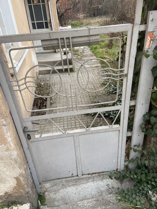 Метални врати и ограда